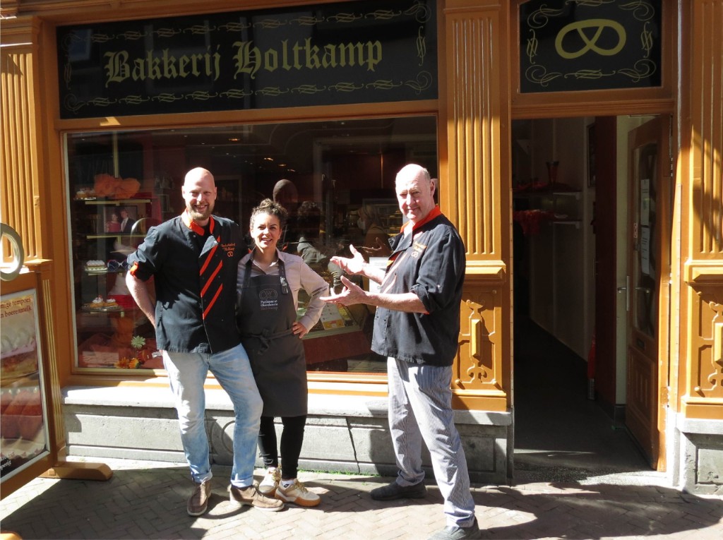 Fabian, Suzanna en Koos voor Bakkerij Holtkamp in de Nieuwstraat
